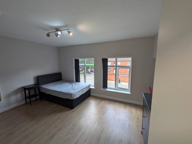 Aigburth Road - En Suite Room Available Main Photo