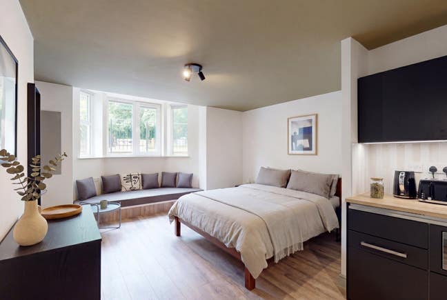 Studio 1, 7 Moorland Road Main Photo