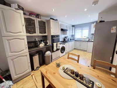 3bed close Stratford Station & Westfield (1 AUG) Main Photo