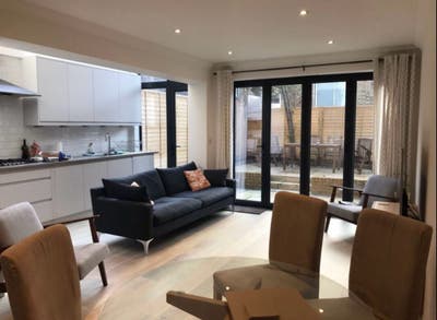 Available now - Double Room EnSuite West Hampstead Main Photo