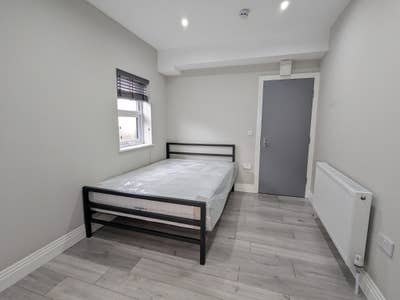 *BILLS INC* Studio flat to rent in Cricklewood Main Photo