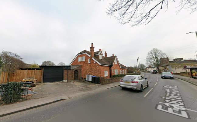 DSS - Studio Flat Available in Chertsey KT16 Main Photo