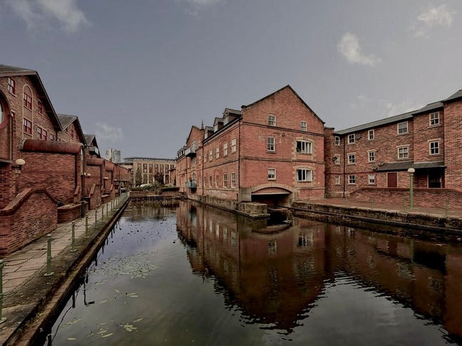 1 Bed Apartment Leeds City Centre- River Views! Main Photo