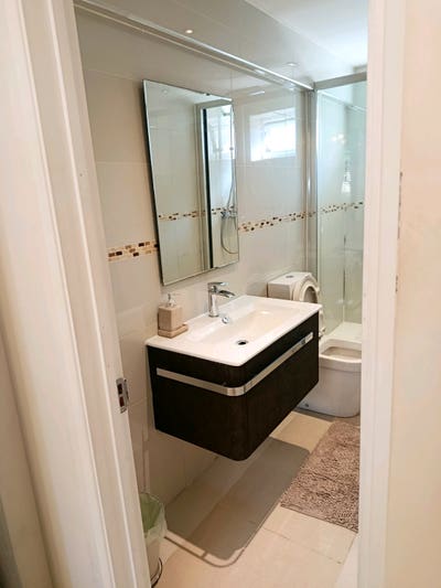 Small double room with en-suite Main Photo