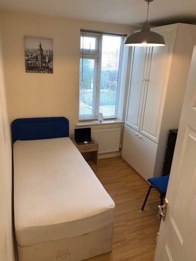 En-suite Single room near by the train station  Main Photo