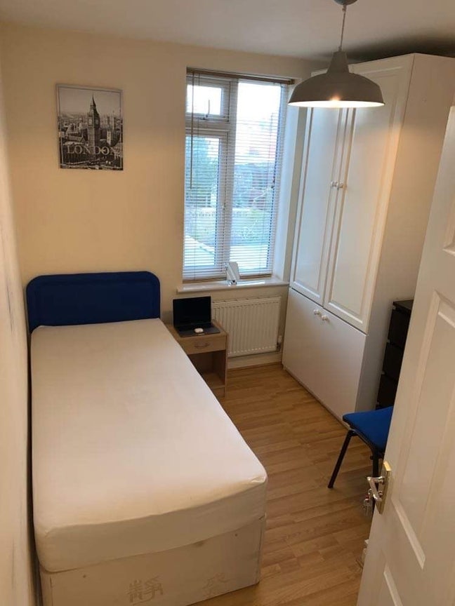 En-suite Single room near by the train station  Main Photo