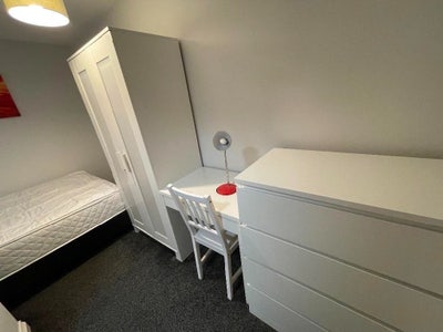 Double ensuite Rooms in Modern House Main Photo