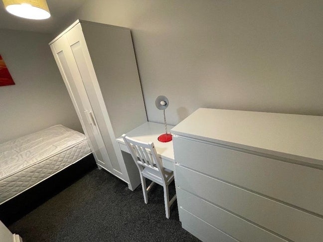 Double ensuite Rooms in Modern House Main Photo