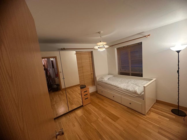 Two rooms in 6bedroom house  Main Photo