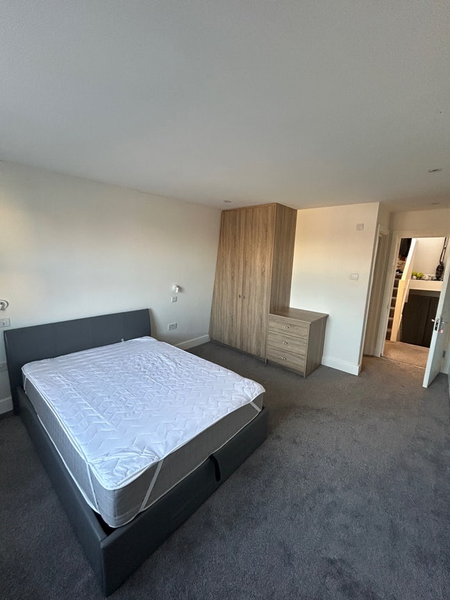 Large en suite bedroom  Main Photo