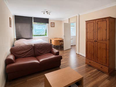 Bright & Spacious Self-Contained Studio Flat – SL1 Main Photo