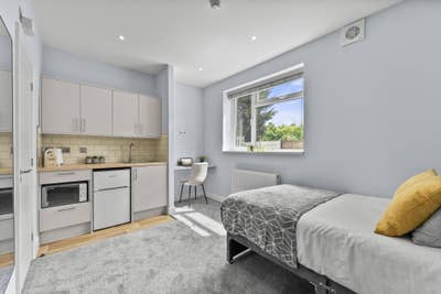 Stunning 6 Bedroom House in Victoria Street - PE2  Main Photo