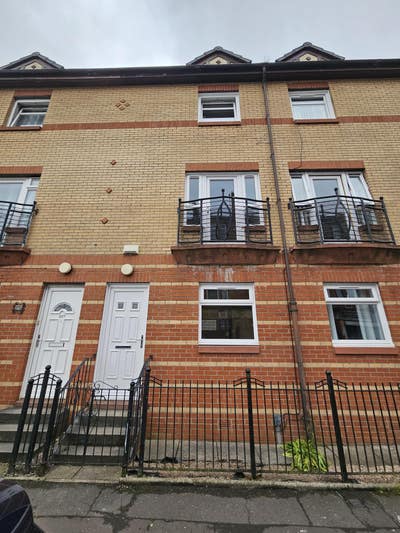 Refurbished 4 Bedroom Townhouse with HMO Licence  Main Photo