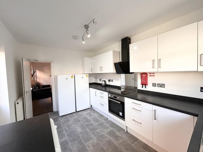Huge En-Suite Double Room | 15 Min Walk to  Main Photo