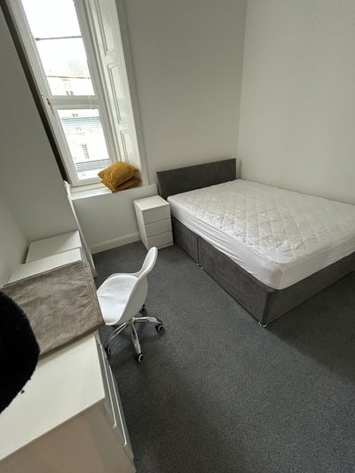 Double bedroom available in Bruntsfield flat Main Photo