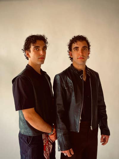 Identical Twins Looking for East London Accom. Main Photo