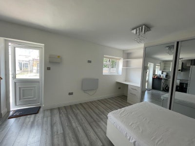 Modern Room with EnSuite & Kitchen - Renovated  Main Photo