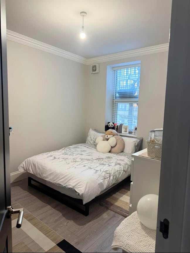 Double Bed Bedroom in Bromley High Street Main Photo