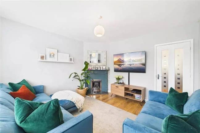 3 Bedroom Semi Detached House  Main Photo