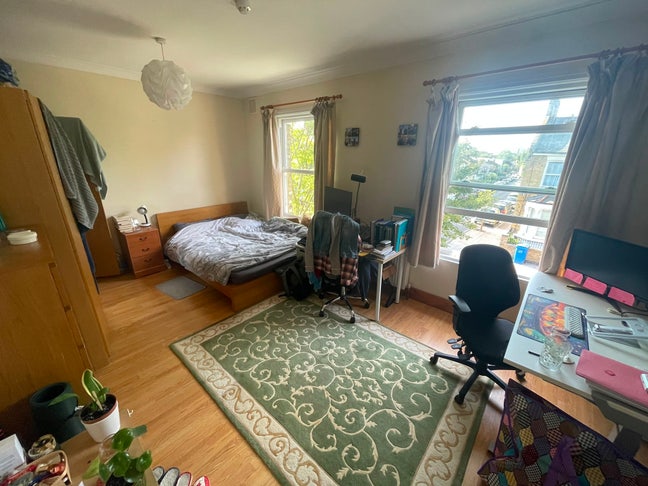 Large beautiful furnished double room Main Photo