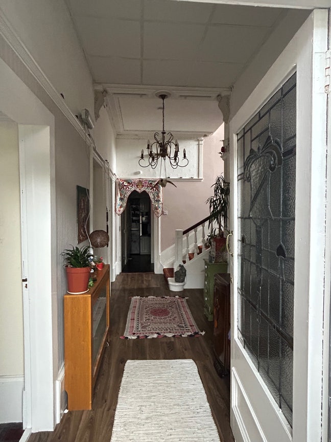 Lovely spacious Room Available  Main Photo