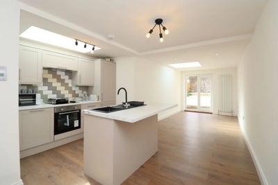 Modern Room in Tooting/ Northern Line/ Living Room Main Photo