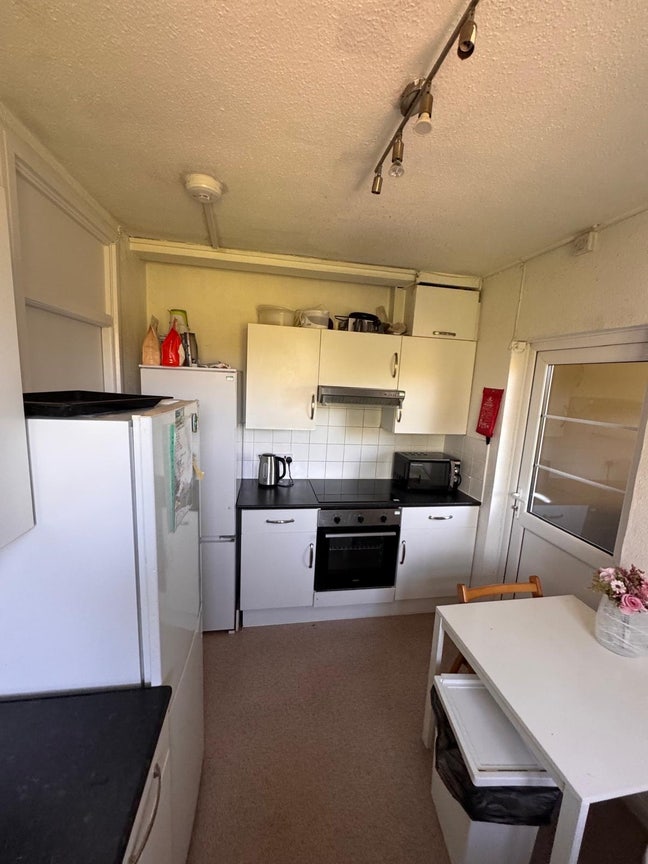 Cozy Double Room – &pound;700 pm (All Bills Included) Main Photo