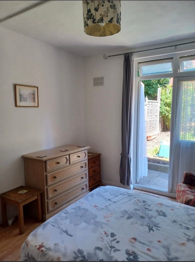 Ground Floor Rear Garden Room - Nice Size Main Photo