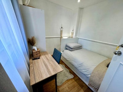 Single room in West Craigs Main Photo