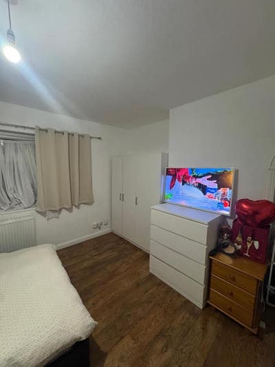  Large Double Room for Rent – EN2  Main Photo
