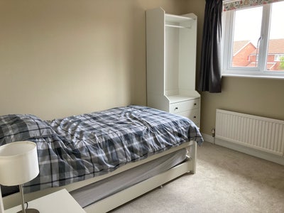 Room (with own bathroom) in quiet home  Main Photo