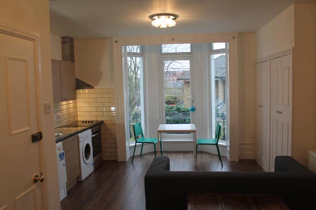 Large studio flat with south-facing verhanda Main Photo