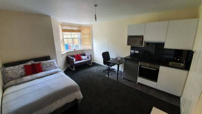 Cosy Bedsit Room Available in West End Main Photo