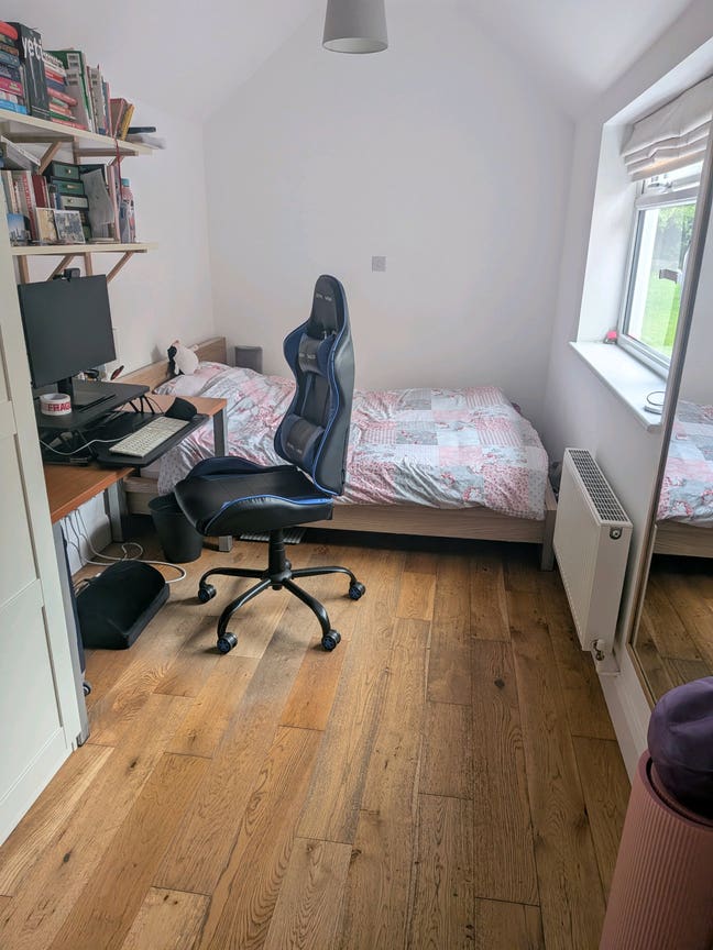 En-Suite Room in Spacious Home Main Photo