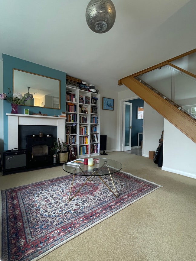 Large double room in a beautiful friendly home Main Photo
