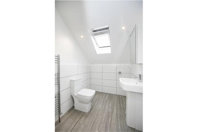 6 bed 3 bath modern house Main Photo