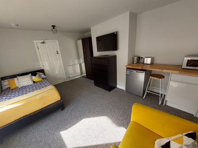 GU2 8Lu - Large Bright Double / Kitchenette Area   Main Photo
