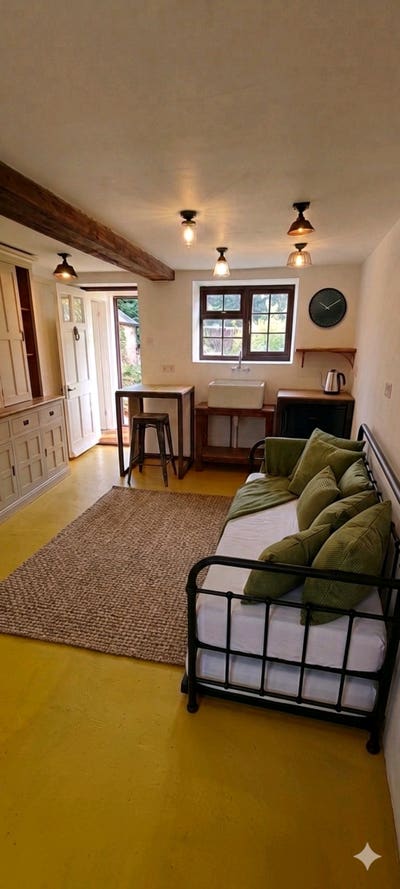 En-Suite Bedsit with Private Entrance - All inc'. Main Photo
