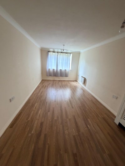 One Bed Ground Floor Flat Grays Tilbury  Main Photo