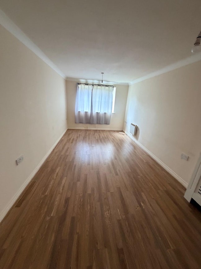 One Bed Ground Floor Flat Grays Tilbury  Main Photo