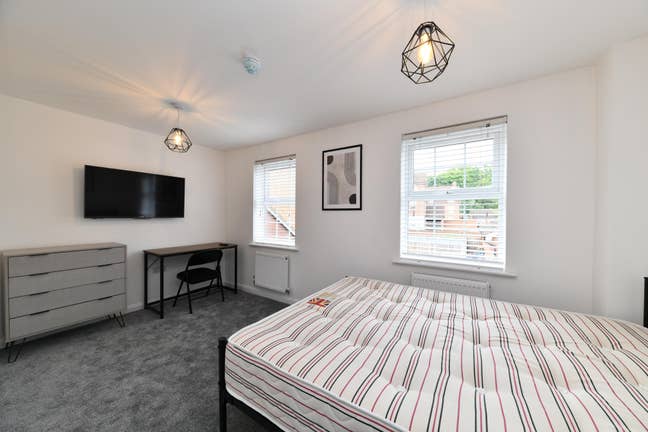 Refurbished & Modern Rooms with Ensuites X5 Main Photo
