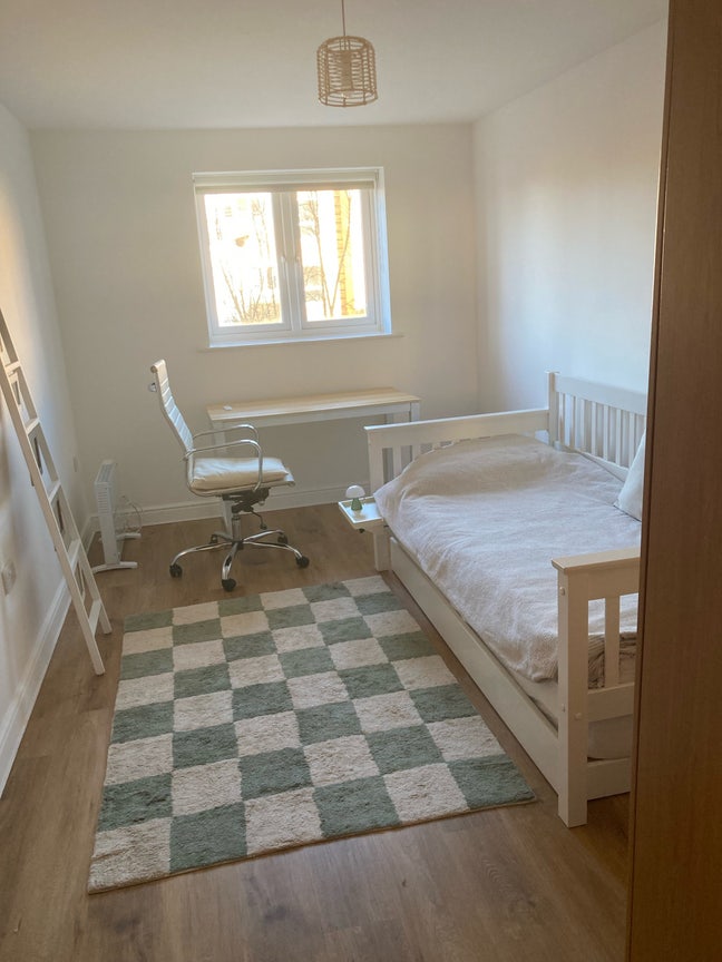 Modern single room in a 2-bed 2-bath flat Main Photo