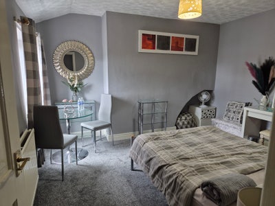 Spacious and stylish room in a friendly house  Main Photo