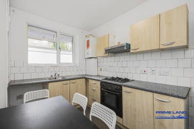 3 Bed Flat in Whitechapel in Secure Gated Block Main Photo