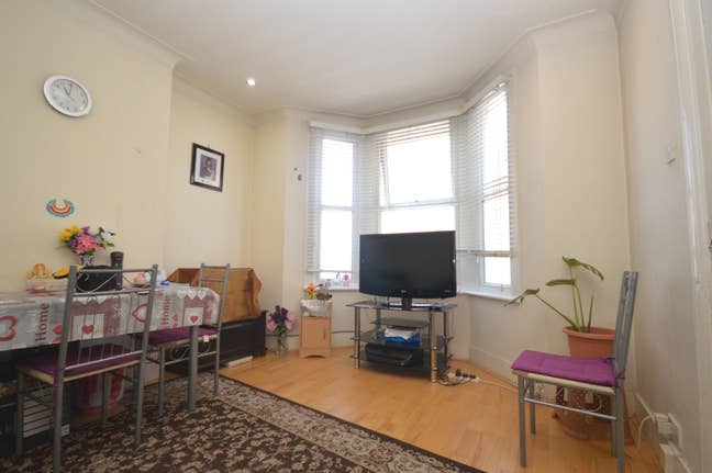 2 Bedroom Terraced House to Rent Main Photo