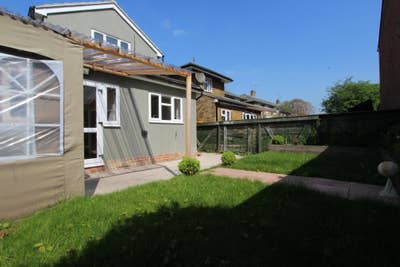 ⚡Stunning house with living area + garden!⚡ Main Photo