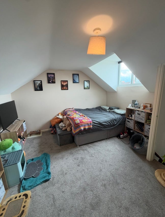 Large Double Loft Room BS5 Main Photo