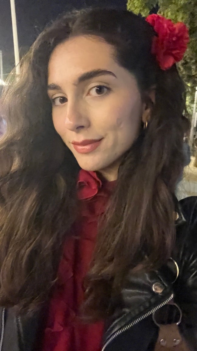 21F | Acting Graduate | Looking for a Room in Nort Main Photo