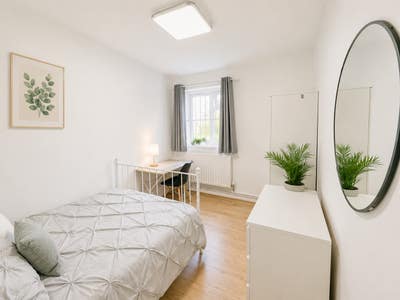 4 Great Value Rooms Near Waterloo Main Photo