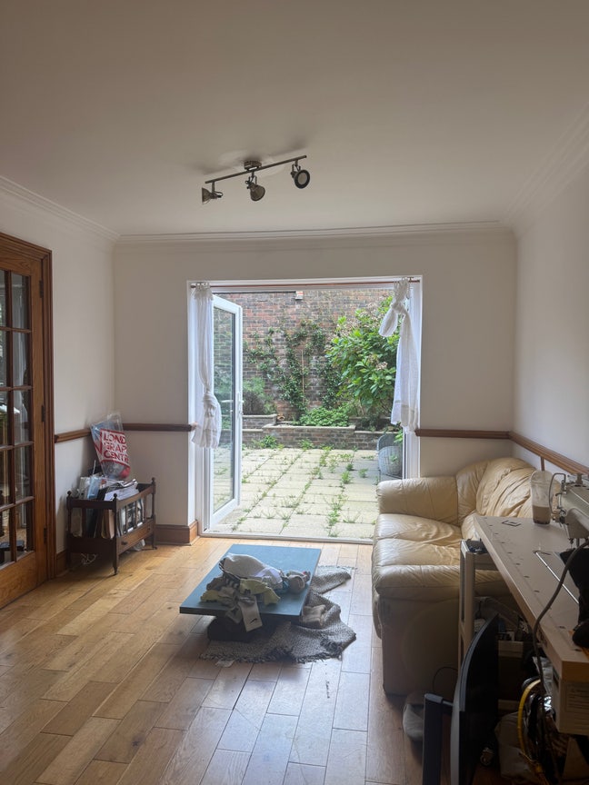 Looking for a flatmate! With garden and studio Main Photo